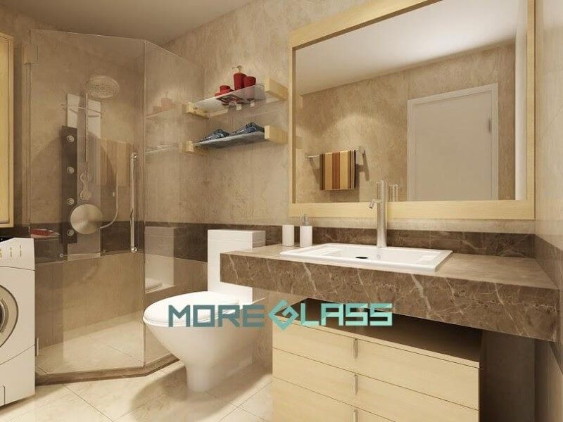 Với góc nhìn 135 độ, vách kính phòng tắm và gương soi khung gỗ sang trọng được lắp đặt để trang trí cho các căn hộ, biệt thự, nhà phố.